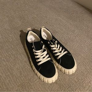 NWOT Platform size 10 shoes. True to size and trendy!